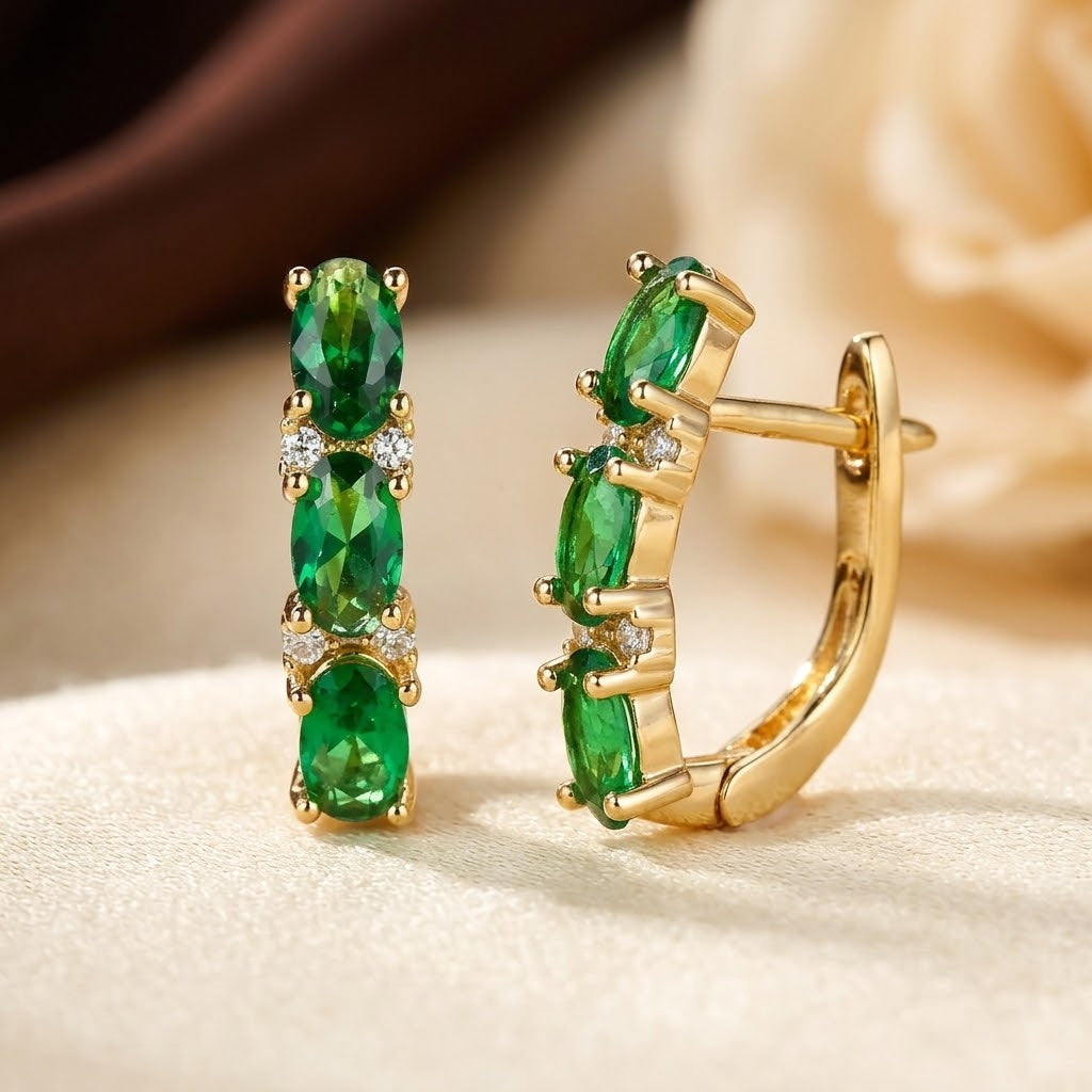 Boucles d'oreilles créoles verticales en or et émeraude — Doumira