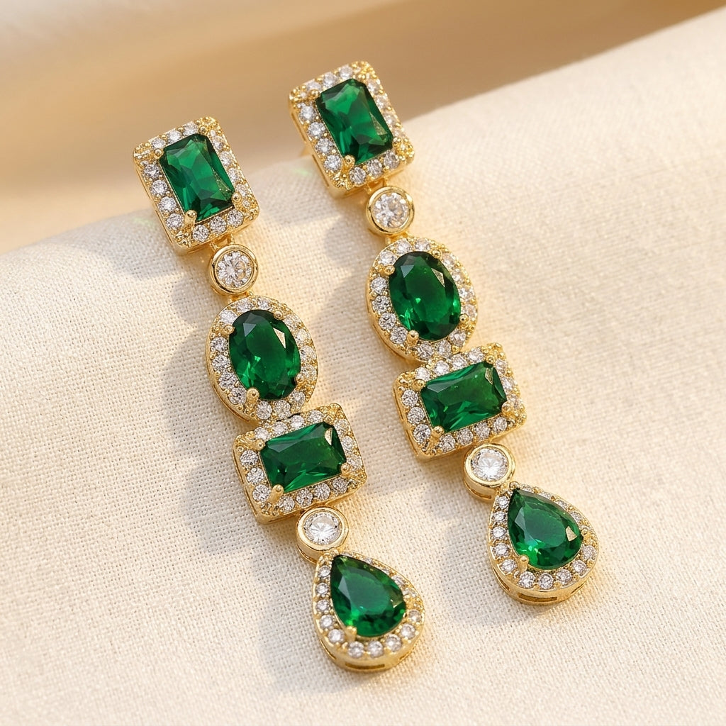 Boucles d'oreilles pendantes multi-formes en or et émeraude — Doumira