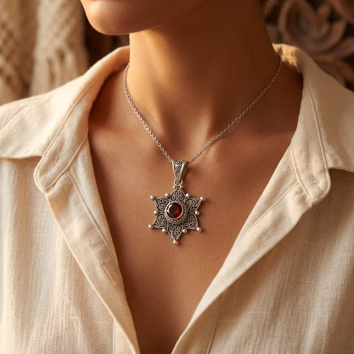 Collier Pendentif Étoile en Rubis Argenté — Doumira