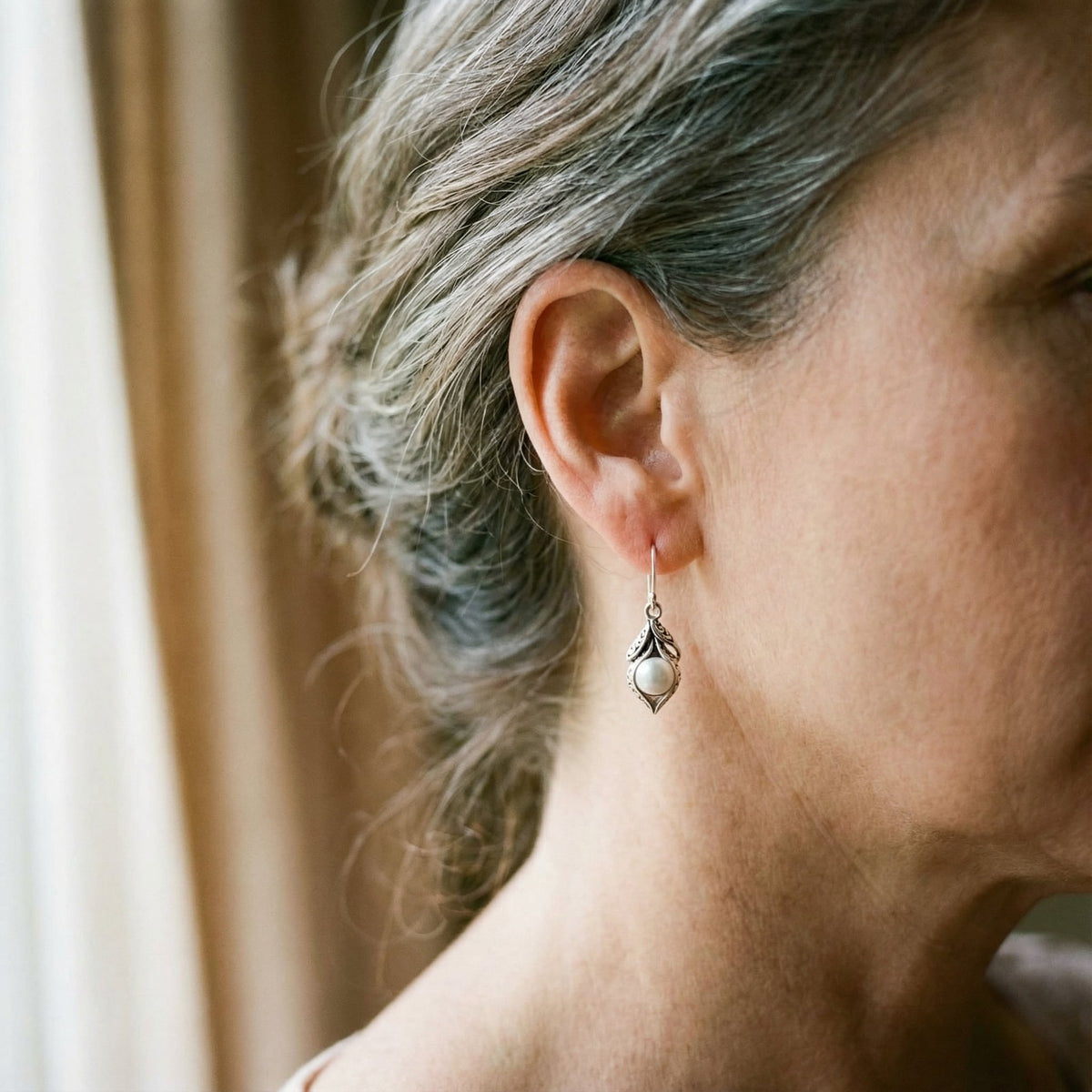 Boucles d'oreilles en argent vintage avec perles pendantes — Doumira