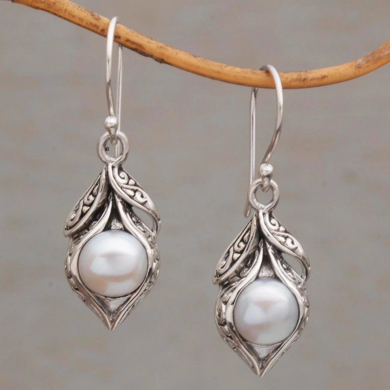 Boucles d'oreilles en argent vintage avec perles pendantes — Doumira
