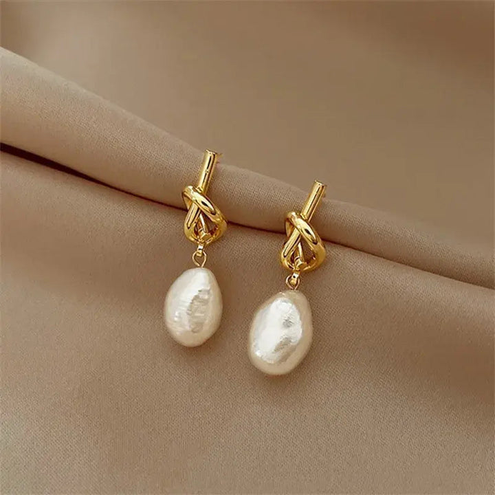Boucles d'oreilles pendantes avec perles baroques en or — Doumira