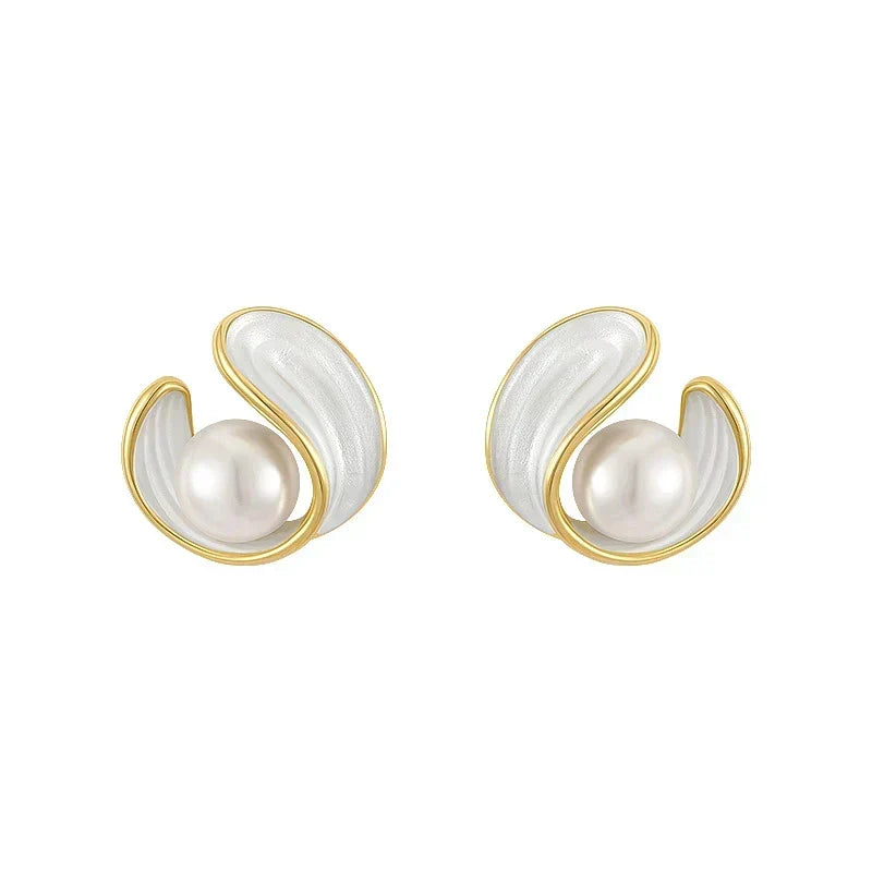 Boucles d'oreilles pendantes luxueuses en opale blanche et perles en or — Doumira