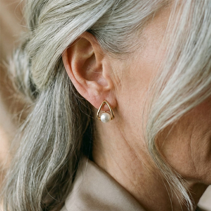 Boucles d'oreilles triangulaires avec des perles élégantes — Doumira