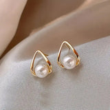 Boucles d'oreilles triangulaires avec des perles élégantes — Doumira