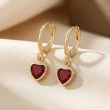 Boucles d'oreilles pendantes en or et rubis en forme de cœur — Doumira